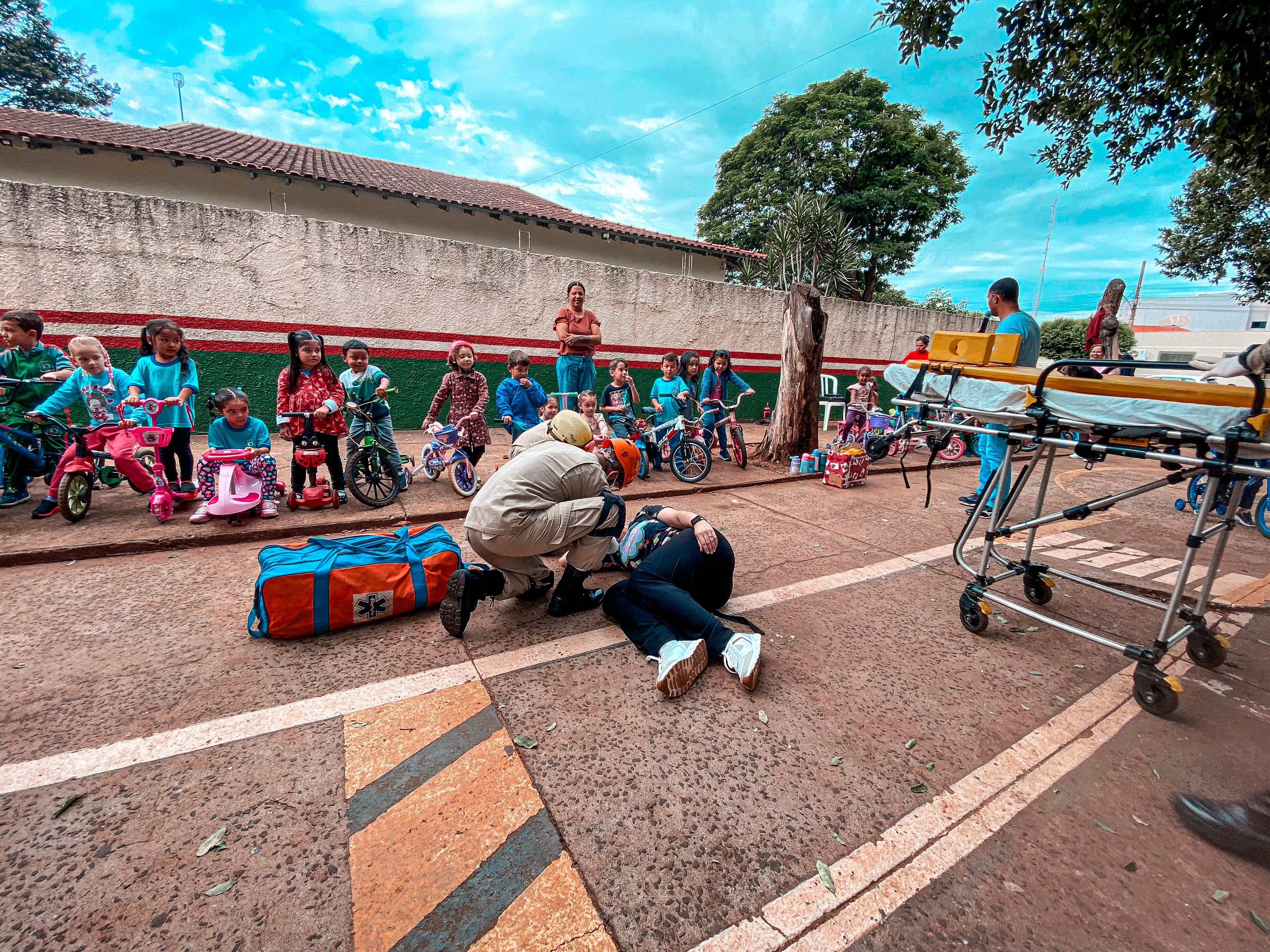 CMEI Professor Armando Campos Belo realiza encerramento do Projeto Maio Amarelo com circuito de trânsito e simulação de resgate