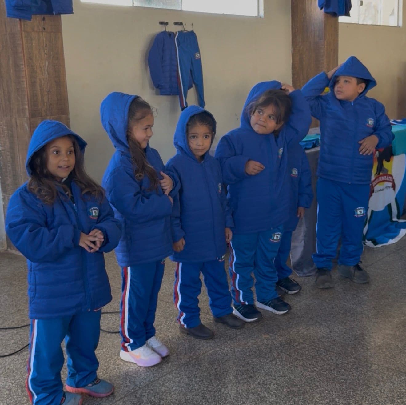 Administração investe R$ 2,9 milhões em uniformes e kits escolares para alunos da rede municipal