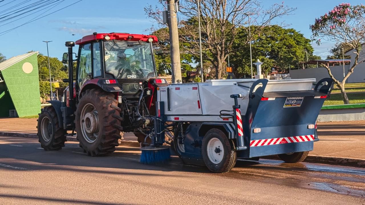 Caarapó reforça limpeza urbana com aquisição de varredora mecânica e trator agrícola