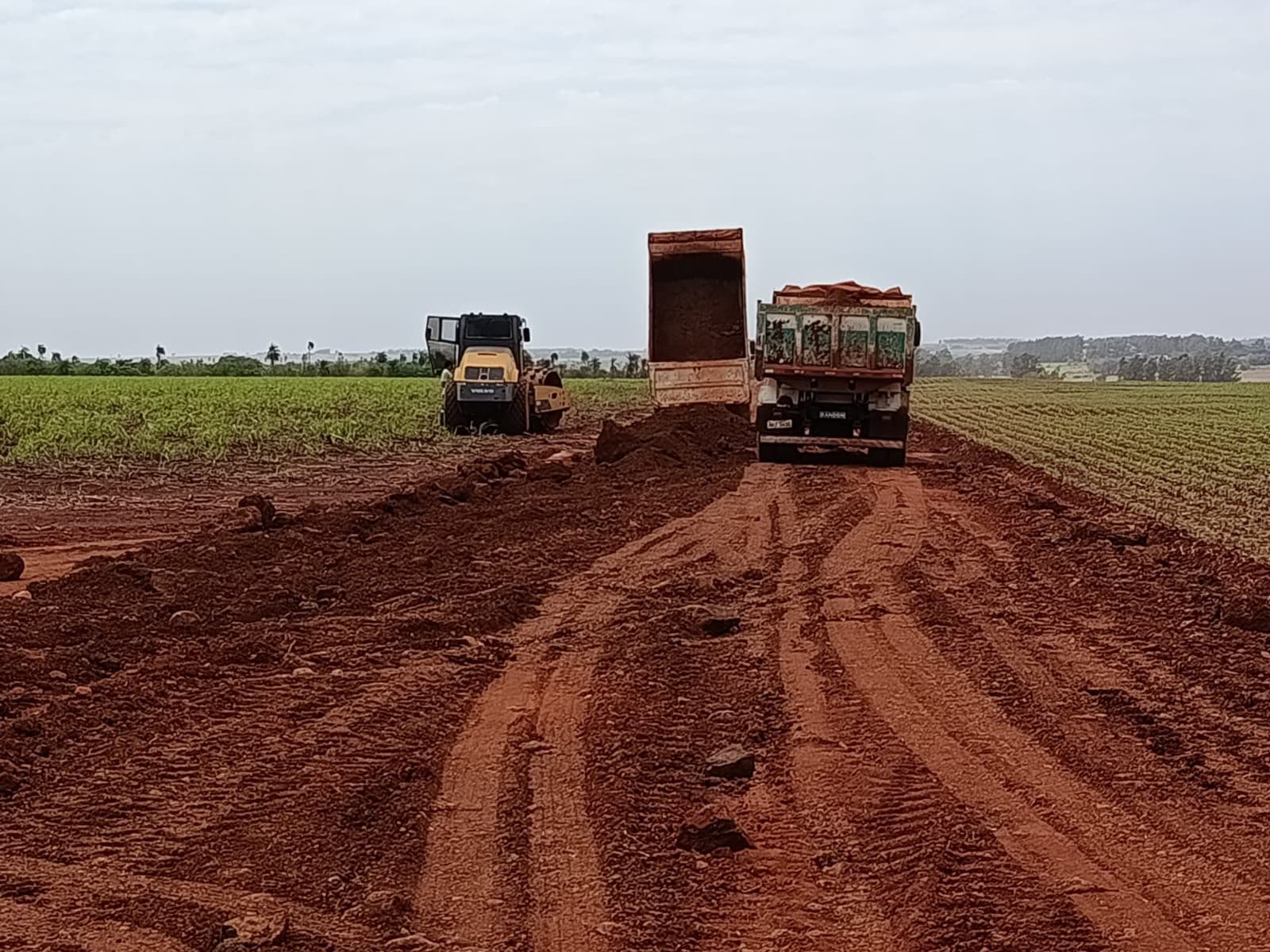 Prefeitura realiza cascalhamento na região da Fazenda São Lourenço, na zona rural de Caarapó